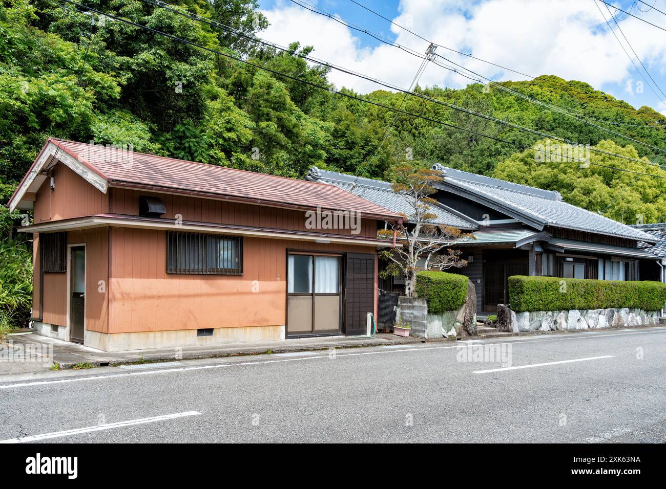 Traditionelle und moderne Mischung aus japanischer Architektur in der kleinen Fischerstadt Kii Katsuura, Japan. Stockfoto