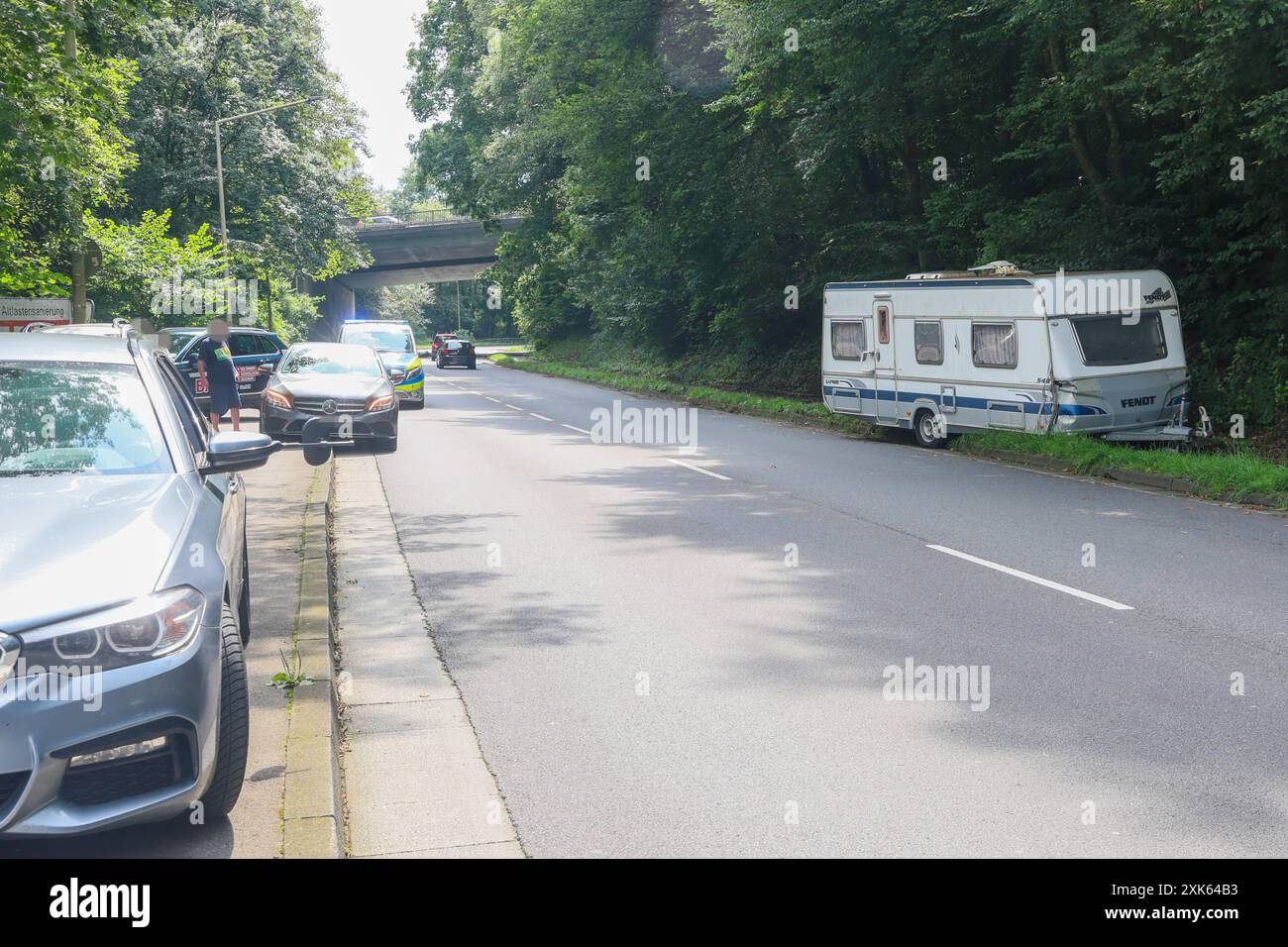 Kurioser Unfall am Sonntagnachmittag in Solingen: Wohnwagen rollt führerlos in Gegenverkehr Kurioser Unfall am Sonntagnachmittag in Solingen: Wohnwagen rollt führerlos in Gegenverkehr ein führerloser Wohnwagen rollte Autofahrern auf der Kohlfurther Straße am Sonntag 21.07.2024 entgegen. Eine Autofahrerin beschrieb die Situation beängstigend: Wir konnten gerade so eben auf diesen Feldweg ausweichen, als der Wohnwagen uns auf beiden Spuren entgegen kam. Mindestens ein entgegenkommender PKW Mercedes wurde durch den Wohnwagen erheblich beschädigt, alle anderen Fahrzeuge konnten, wie durch ein Wund Stockfoto