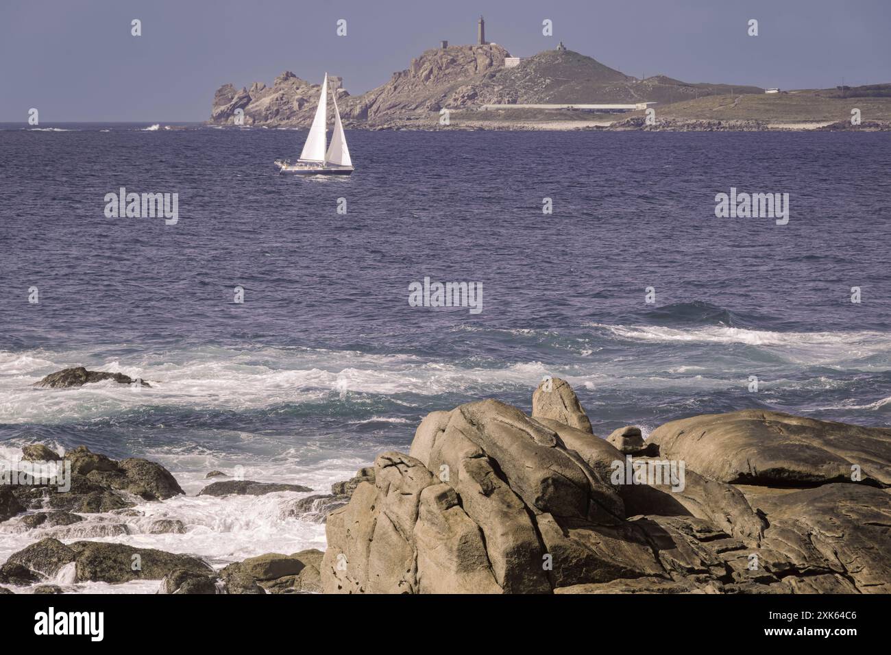 Segeln an den felsigen Küsten von Muxía (Galicien, Spanien) Stockfoto