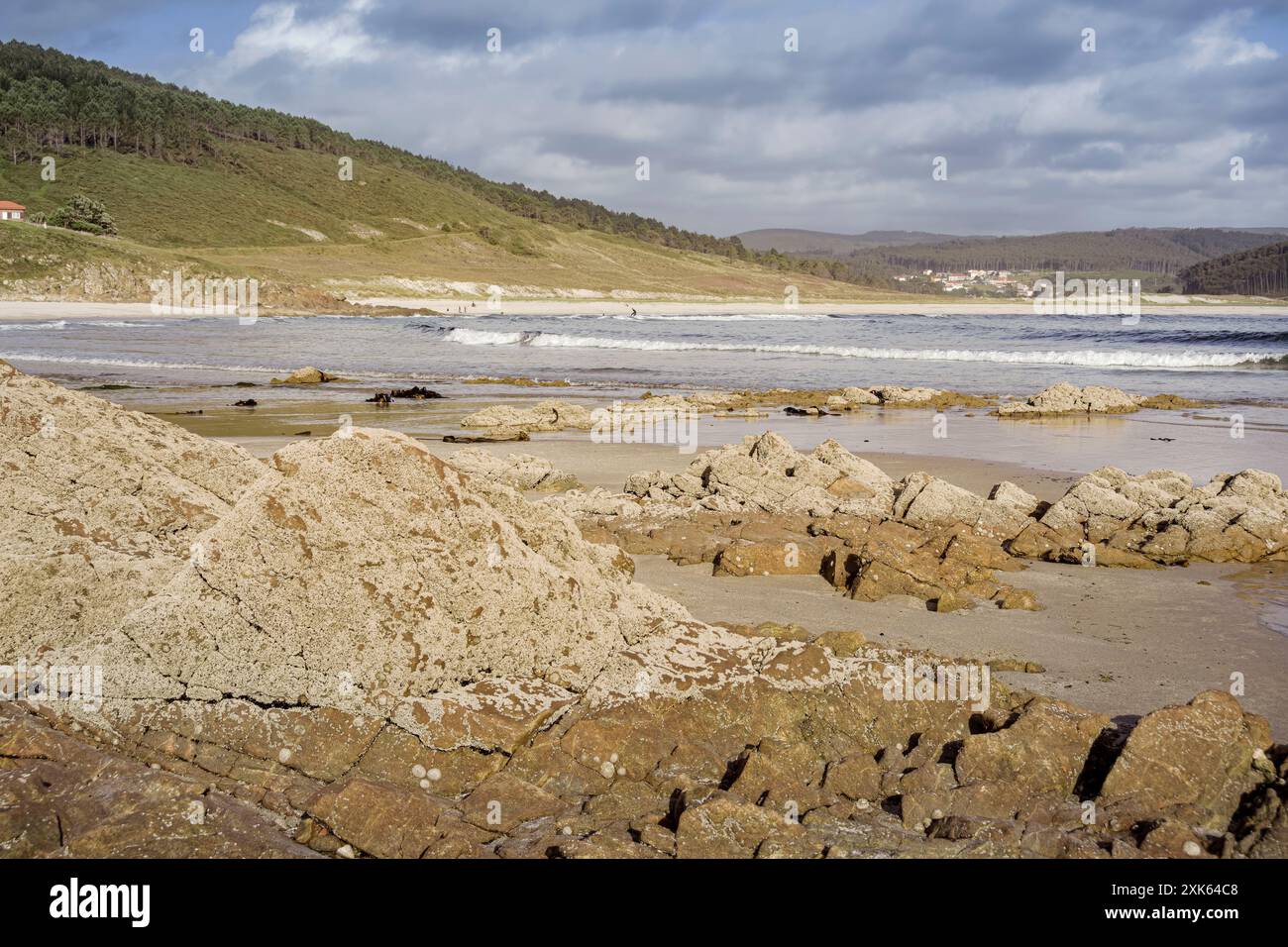 Felsige Küsten und sanfte Wellen am Strand von Nemiña, Galicien (Spanien) Stockfoto