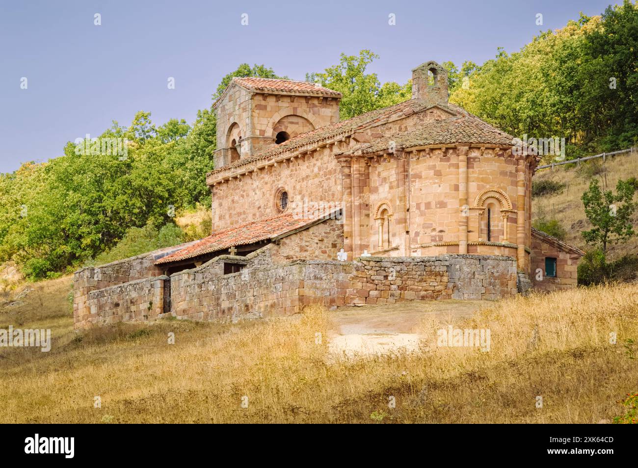 Der rustikale Charme der Kirche Santa Marina in Villanueva de la Torre (Kastilien und Leon, Spanien) Stockfoto