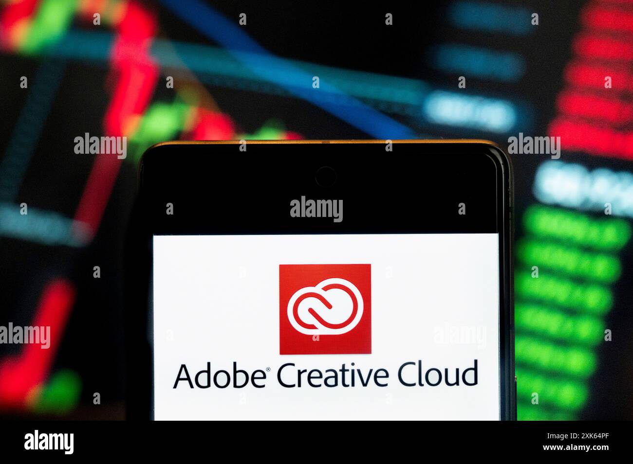 In dieser Abbildung sehen Sie den Ile-Hosting-Dienst und den Zugang zu Computersoftware von Adobe Systems, Adobe Creative Cloud, auf einem Smartphone mit einem wirtschaftlichen Börsenindex im Hintergrund. Stockfoto