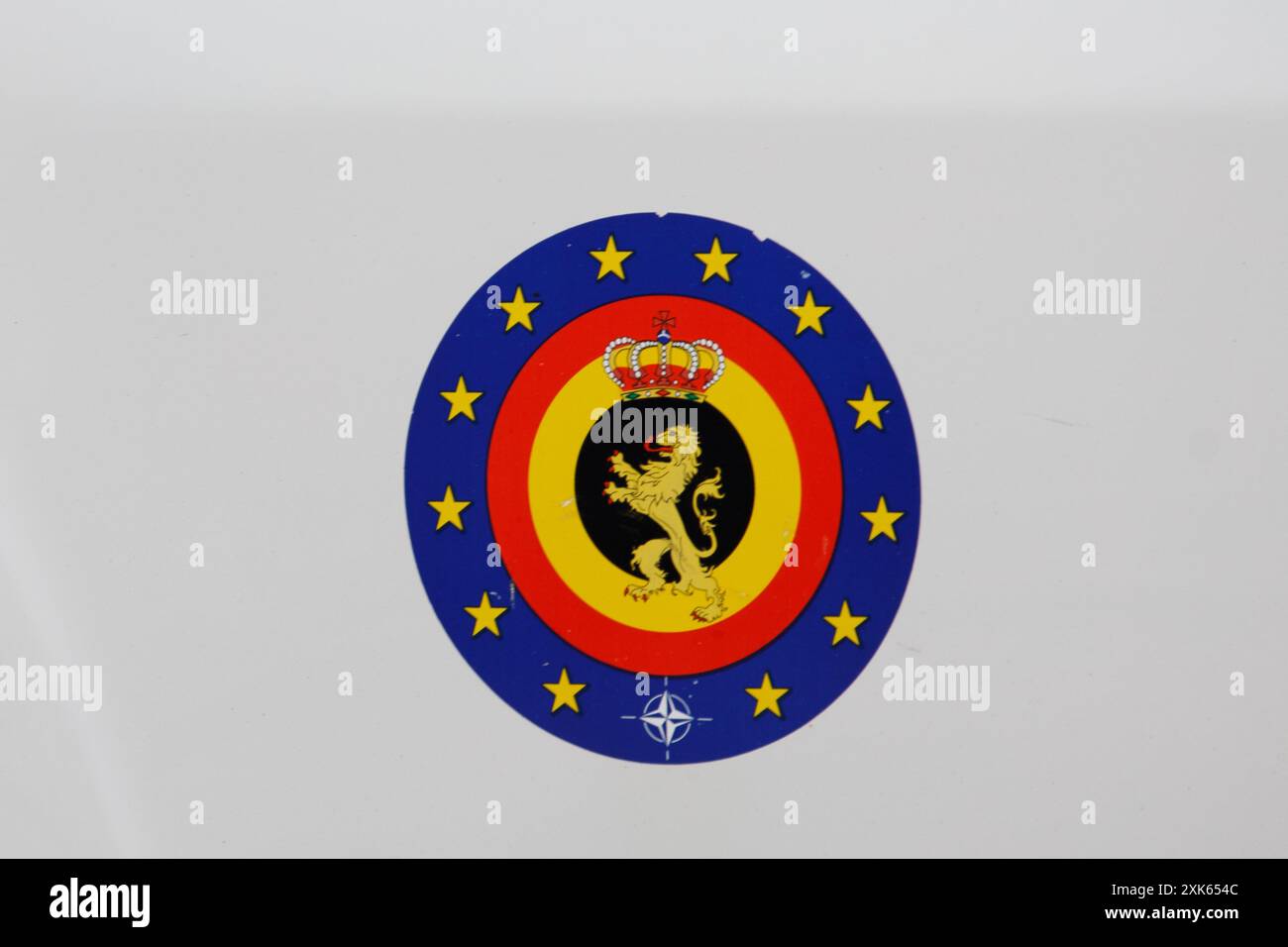 Brüssel, Belgien Juli 2024. Das Logo der belgischen Armee, das während der Militär- und Zivilparade am Belgischen Nationalfeiertag in Brüssel am Sonntag, den 21. Juli 2024, abgebildet ist. Diese Parade ist eine Hommage an die Sicherheits- und Rettungsdienste unseres Landes, wie Armee, Polizei, Feuerwehr oder Katastrophenschutz. BELGA FOTO HATIM KAGHAT Credit: Belga News Agency/Alamy Live News Stockfoto