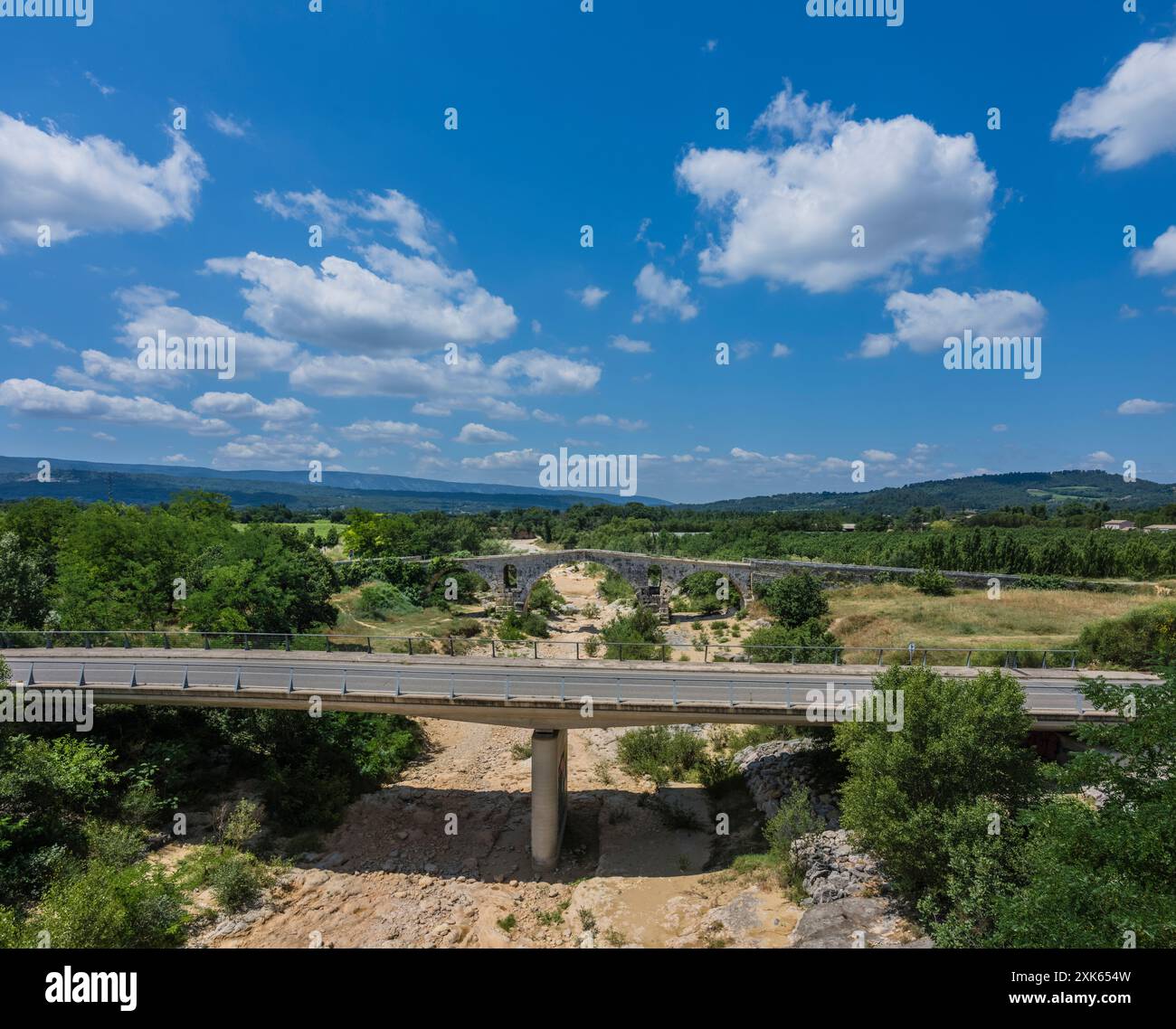 Das Alte und das neue, Brücken, Pont Julien, bei Bonnieux, Vaucluse, Frankreich. Stockfoto