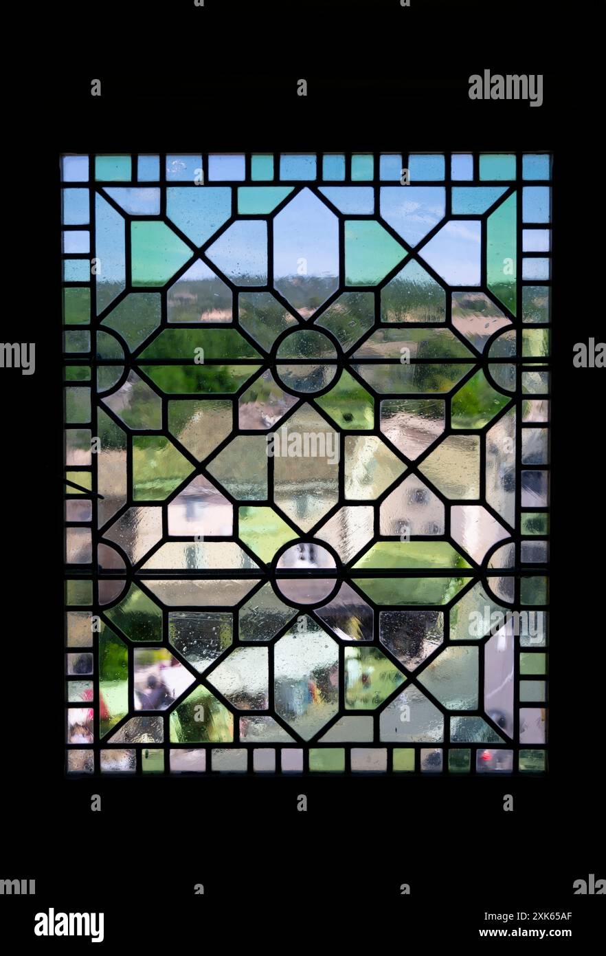 Altes Glasfenster mit Blick auf das Schloss Gordes, Vaucluse, Provence, Frankreich. Stockfoto