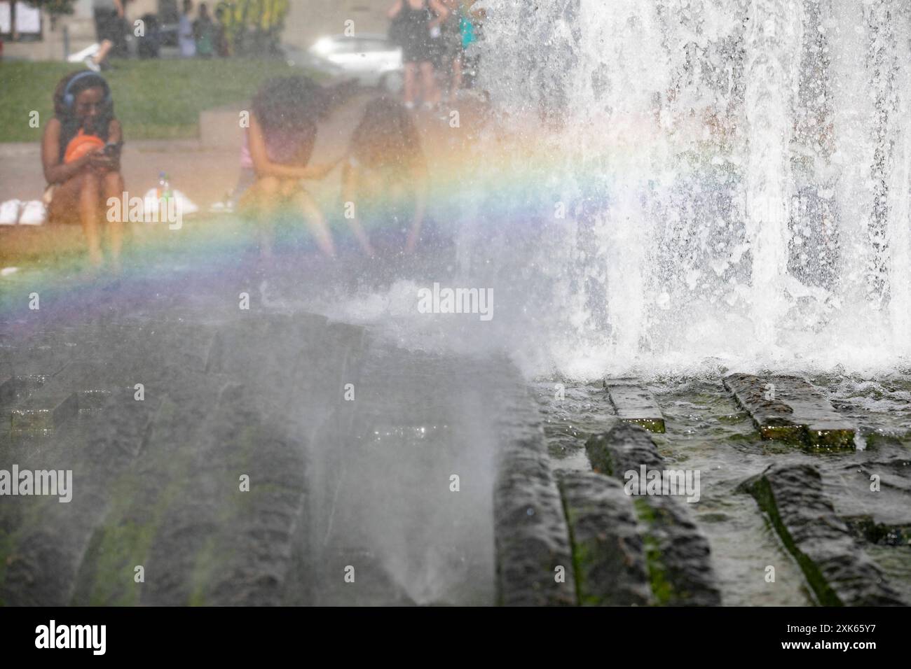 Abkühlung bei der Hitze, Brütenden Hitze in Berlin. Der Brunnen am Berliner Dom und der angrenzende Lustgarten bietet eine willkommene Abkühlung für Anwohner und Touristen. Das plätschernde Wasser des Brunnens und die schattigen Bäume im Lustgarten sorgen für eine erfrischende Atmosphäre. Berlin Berlin Deutschland *** Abkühlung in der Hitze, heiße Hitze in Berlin der Brunnen am Berliner Dom und der angrenzende Lustgarten bieten Anwohnern und Touristen eine willkommene Möglichkeit, das plätschernde Wasser des Brunnens abzukühlen und die schattenspendenden Bäume im Lustgarten sorgen für eine erfrischende Atmosphäre Stockfoto