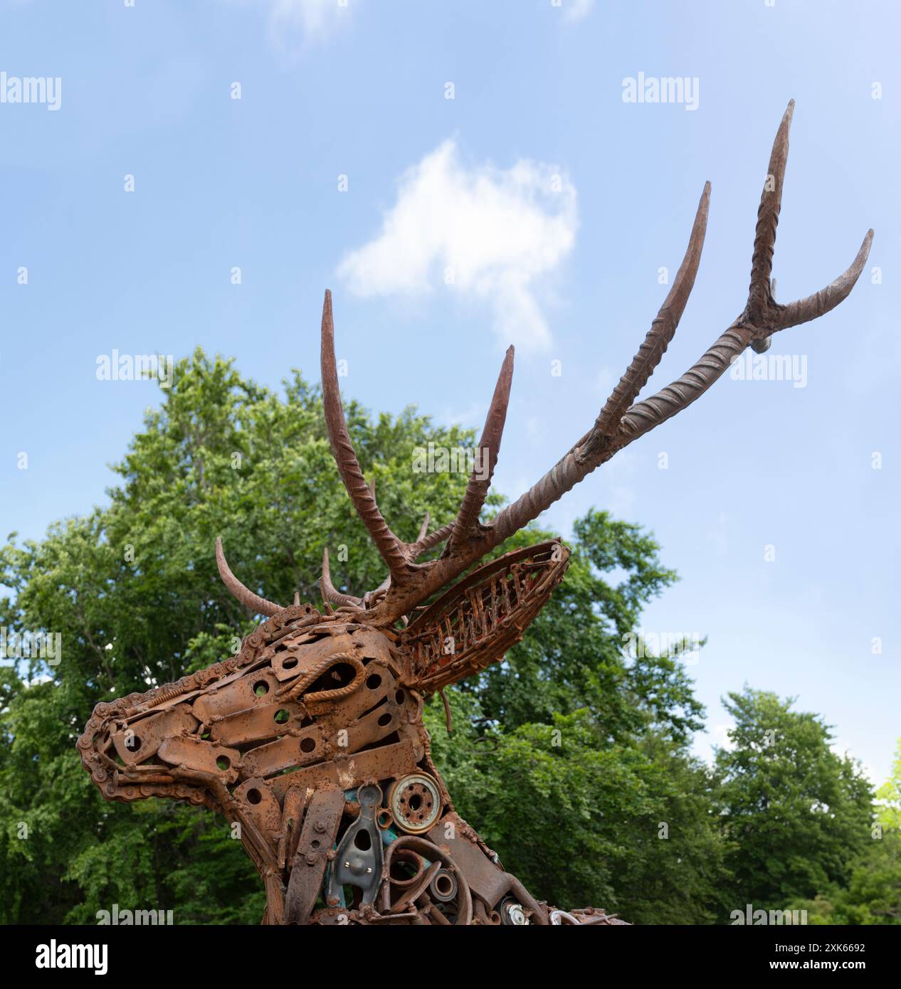 Hirschskulptur aus Schrott an den Hängen des Mont Ventoux, Provence, Frankreich. Stockfoto
