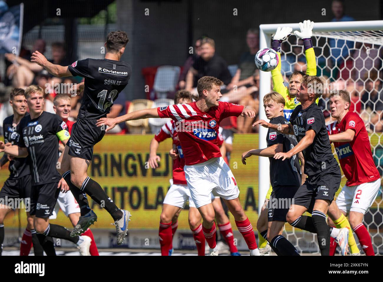 Silkeborg, Dänemark. Juli 2024. SoenderjyskE hat den Ball im Tor, aber Schiedsrichter Mads-Kristoffer Kristoffersen bricht das Tor während des Superliga-Spiels zwischen Silkeborg IF und Soenderjyske im JYSK Park in Silkeborg am Sonntag, den 21. Juli 2024 ab. (Foto: Bo Amstrup/Ritzau Scanpix) Credit: Ritzau/Alamy Live News Stockfoto