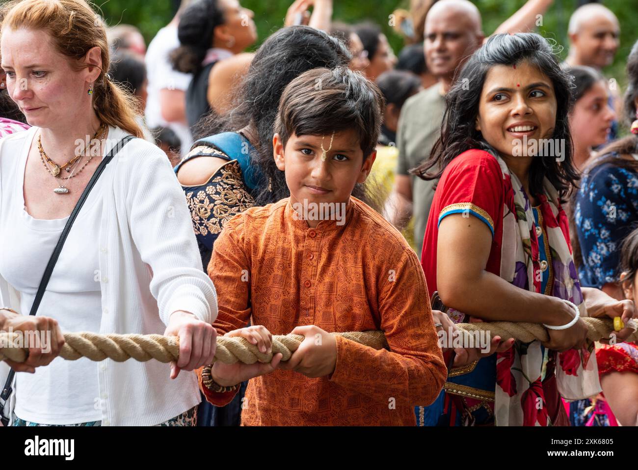 London, Großbritannien. 21. Juli 2024. London Rathayatra (Wagenfestival), gefeiert von Gläubigen Krishnas. Die Teilnehmer tragen drei riesige Holzwagen, die an die Gottheiten Lagannatha, Baladeva und Subhadra erinnern, in einer Prozession vom Hyde Park zum Trafalgar Square. Anrede: Andrea Domeniconi/Alamy Live News Stockfoto