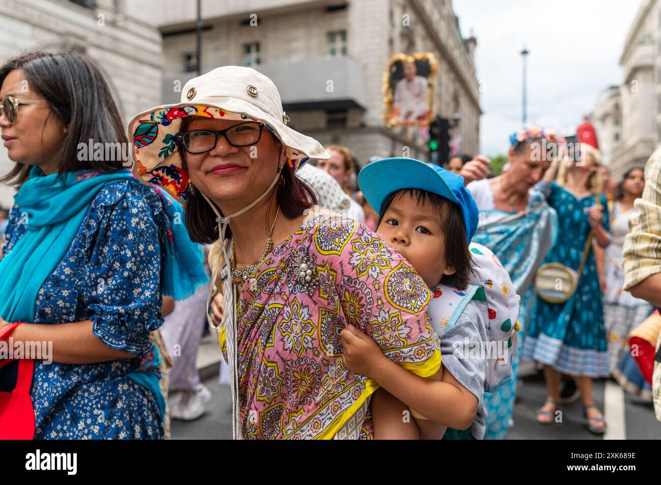 London, Großbritannien. 21. Juli 2024. London Rathayatra (Wagenfestival), gefeiert von Gläubigen Krishnas. Die Teilnehmer tragen drei riesige Holzwagen, die an die Gottheiten Lagannatha, Baladeva und Subhadra erinnern, in einer Prozession vom Hyde Park zum Trafalgar Square. Anrede: Andrea Domeniconi/Alamy Live News Stockfoto