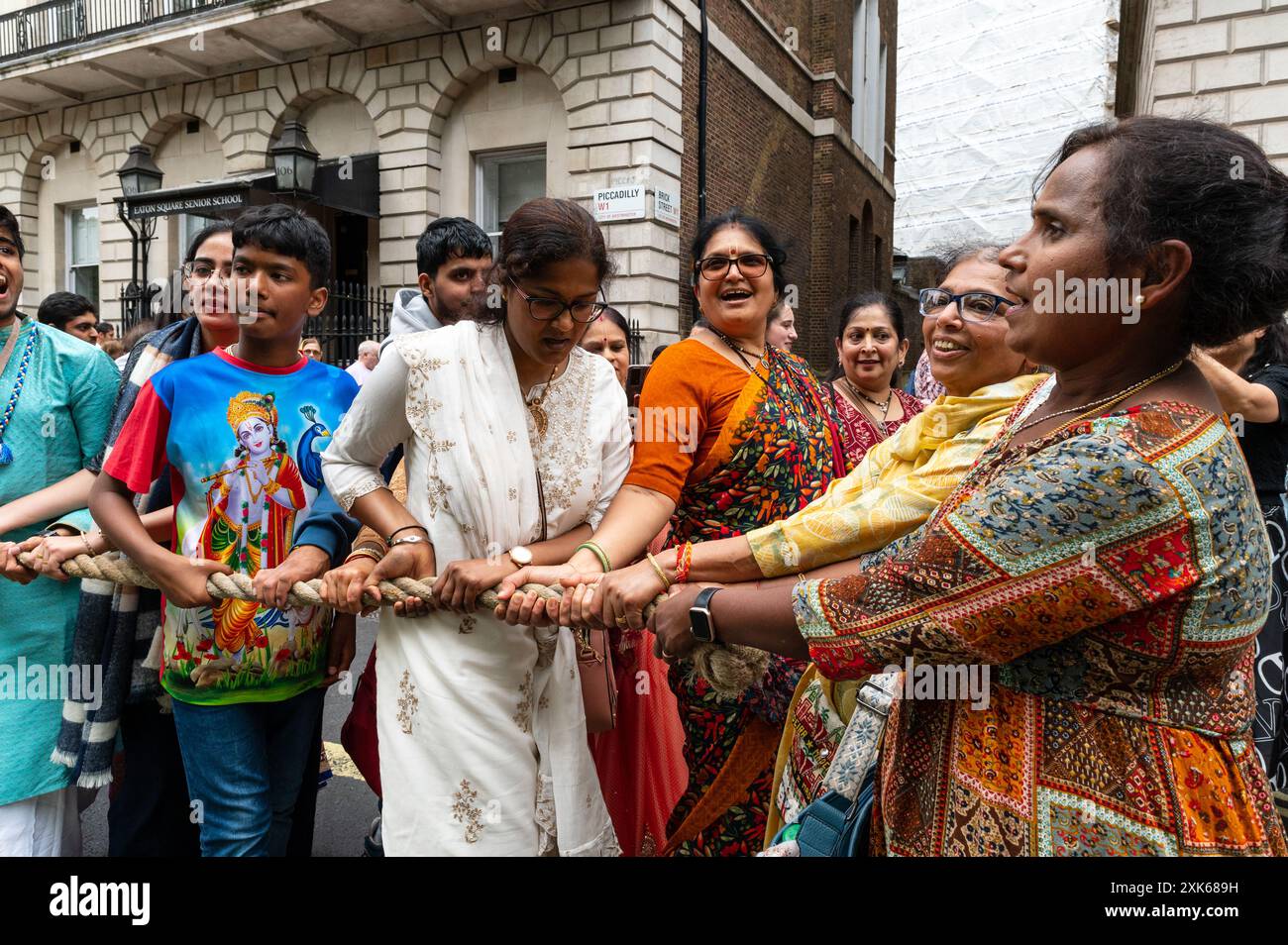 London, Großbritannien. 21. Juli 2024. London Rathayatra (Wagenfestival), gefeiert von Gläubigen Krishnas. Die Teilnehmer tragen drei riesige Holzwagen, die an die Gottheiten Lagannatha, Baladeva und Subhadra erinnern, in einer Prozession vom Hyde Park zum Trafalgar Square. Anrede: Andrea Domeniconi/Alamy Live News Stockfoto