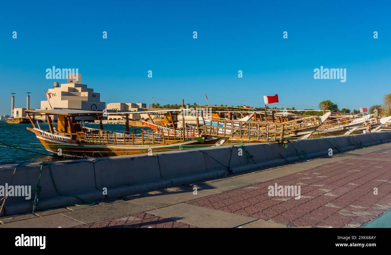 Doha, Katar - 19. Mai 2024 - Panoramablick auf das Museum für Islamische Kunst und die Skyline von Doha von der Doha Corniche Stockfoto