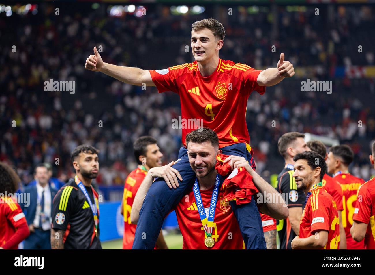 Aymeric Laporte und Pablo Martin Paez Gavira, bekannt als Gavi von Spanien, sind beim Endspiel der UEFA EURO 2024 zwischen Spanien und England in Olymp zu sehen Stockfoto