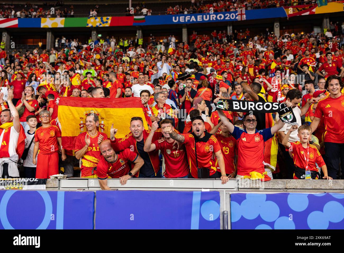Die Fans Spaniens feiern den Sieg der UEFA EURO 2024 beim Endspiel der UEFA EURO 2024 zwischen Spanien und England im Olympiastadion Berlin in Berlin, Germa Stockfoto