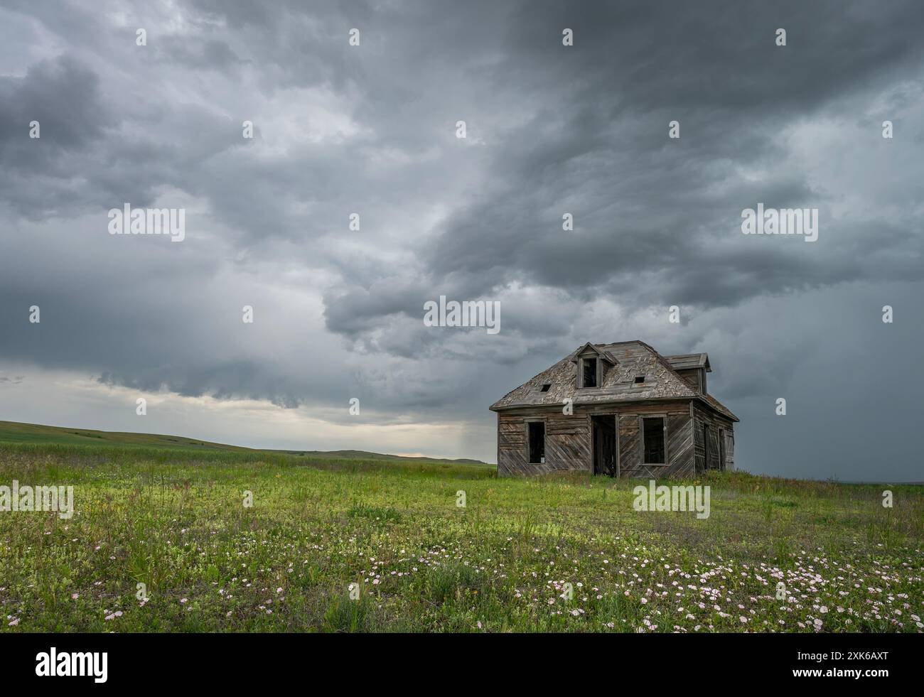 Sturmwolken über einem alten verlassenen Haus in der Prärie bei Coronach, Saskatchewan, Kanada Stockfoto