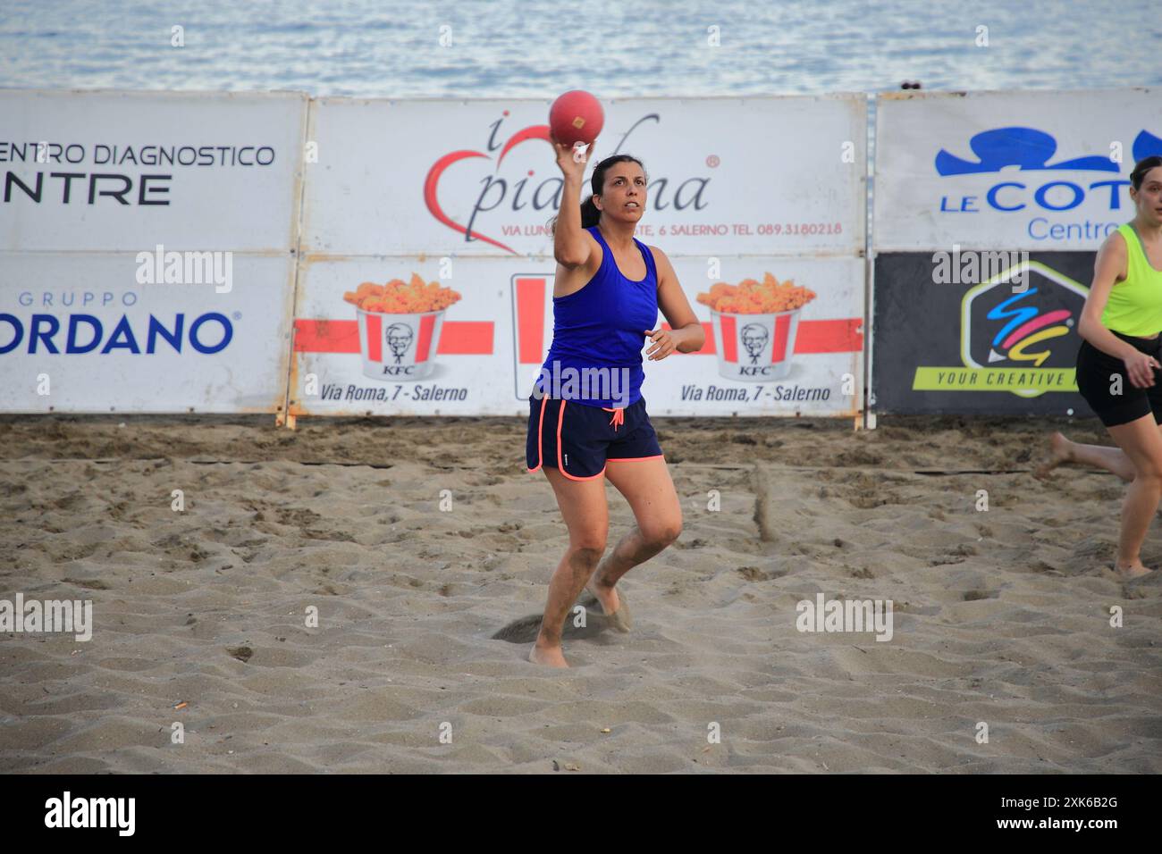 Salerno, Salerno, Italien. Juli 2024. Am Strand von Santa Teresa, an der Küste von Salerno, fand am 20. Juli 2024 ein Handballspiel am Strand statt, unter den lokalen Mannschaftssportlern, in Erinnerung an einen ehemaligen italienischen Handballmeister, der vor einigen Jahren verstorben ist. Es gibt viele Zuschauer. (Kreditbild: © Pasquale Senatore/Pacific Press via ZUMA Press Wire) NUR REDAKTIONELLE VERWENDUNG! Nicht für kommerzielle ZWECKE! Stockfoto