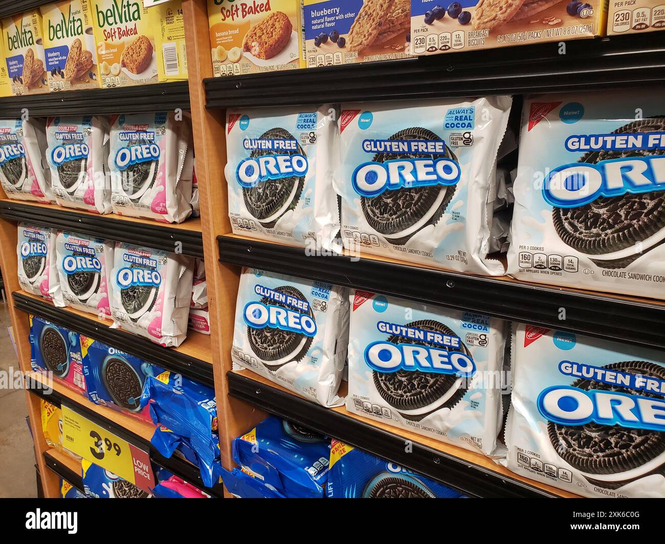 Los Angeles, Kalifornien, USA - 07-03-2021: Eine Ansicht mehrerer Pakete glutenfreier Oreo-Cookies, die in einem örtlichen Lebensmittelgeschäft ausgestellt werden. Stockfoto
