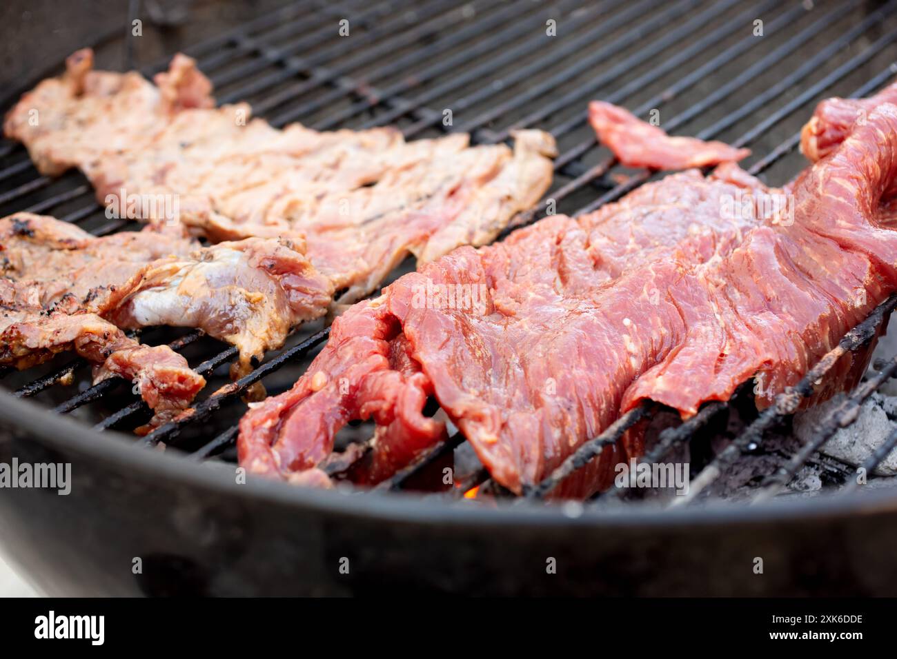 Ein Blick auf Schnitte von Rinderfilet, die auf dem Grill gekocht werden. Stockfoto