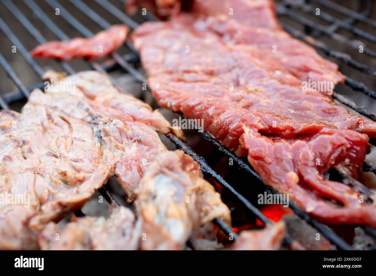 Ein Blick auf Schnitte von Rinderfilet, die auf dem Grill gekocht werden. Stockfoto