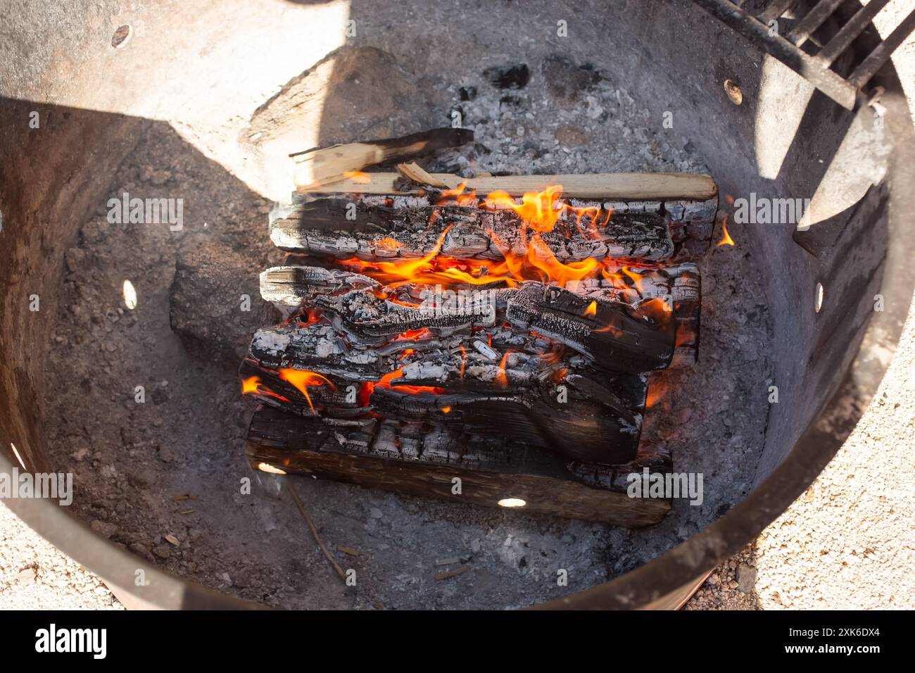 Ein Blick in ein Lagerfeuer. Flammen brennen durch Brennholz. Stockfoto