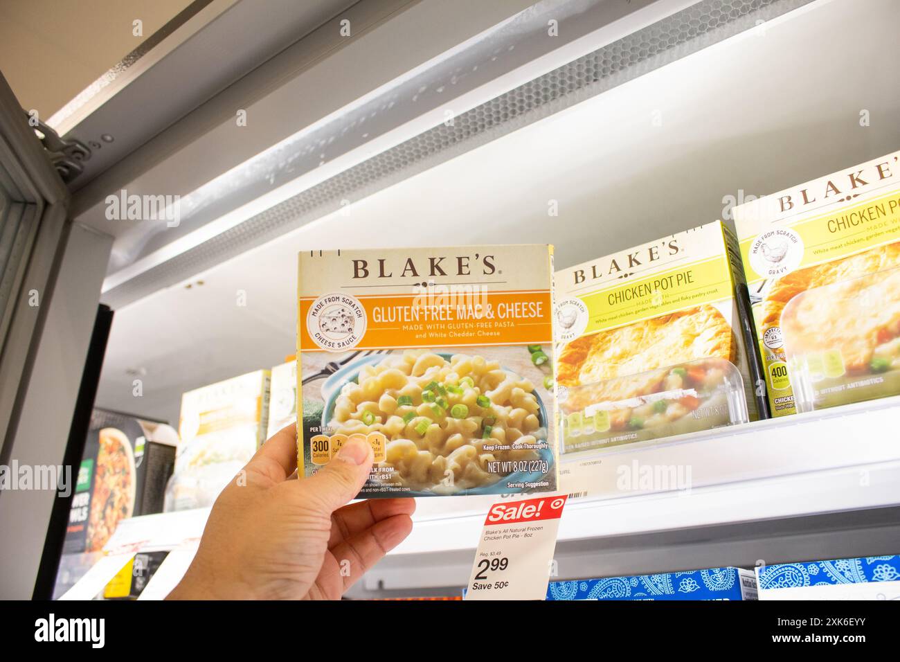 Los Angeles, Kalifornien, USA - 18.03.2021: Ein Blick auf eine Hand, die eine Schachtel mit Blakes glutenfreiem mac und Käse hält. Stockfoto