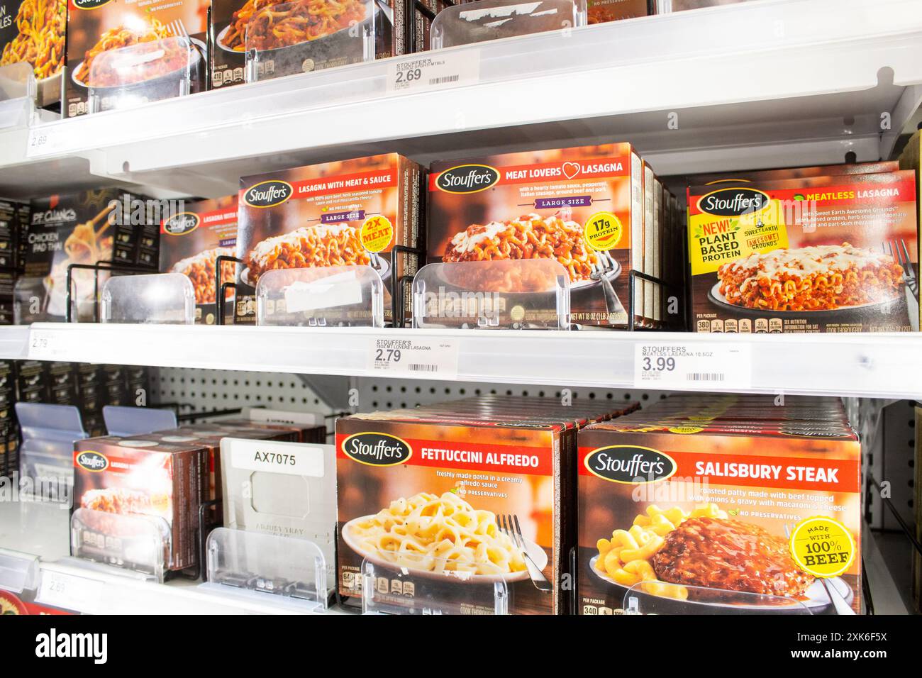 Los Angeles, Kalifornien, USA - 18.03.2021: Ein Blick auf mehrere Kisten von Stouffer's Frozen Dinners, ausgestellt in einem örtlichen Lebensmittelgeschäft. Stockfoto