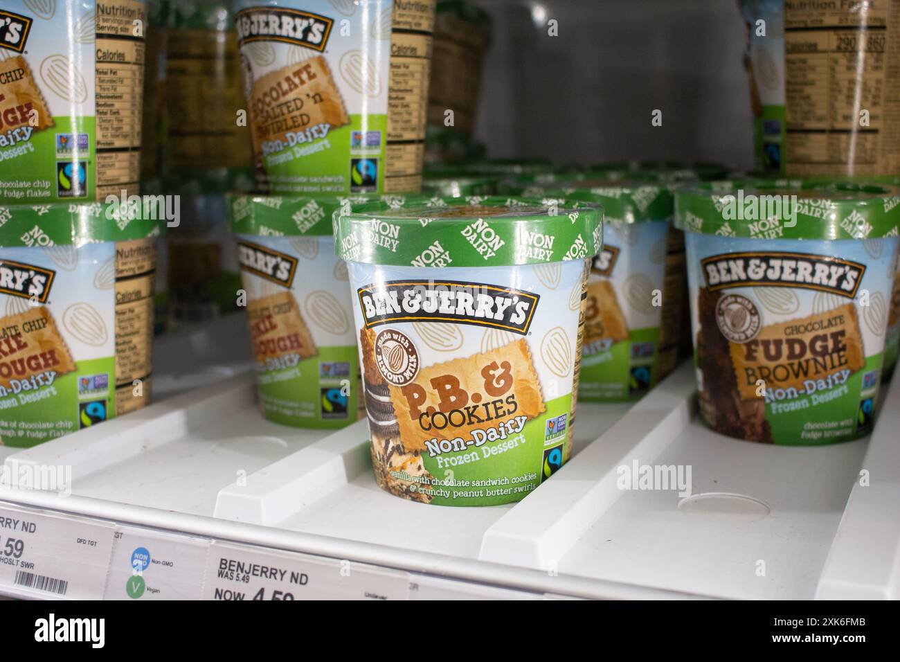 Los Angeles, Kalifornien, USA - 18.03.2021: Ein Blick auf mehrere Kartons mit Ben and Jerry's PB and Cookies Frozen Dessert im Laden. Stockfoto