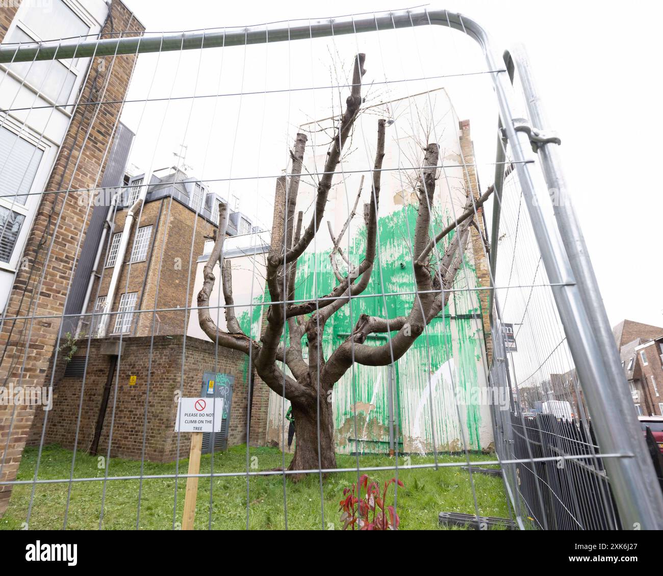 [YouKa0008307] Banksys neuestes Wandgemälde am Christie’s Court an der Hornsey Road in der Nähe des Finsbury Park in Nord-London wurde mit weißer Farbe vandalisiert. Die Stockfoto