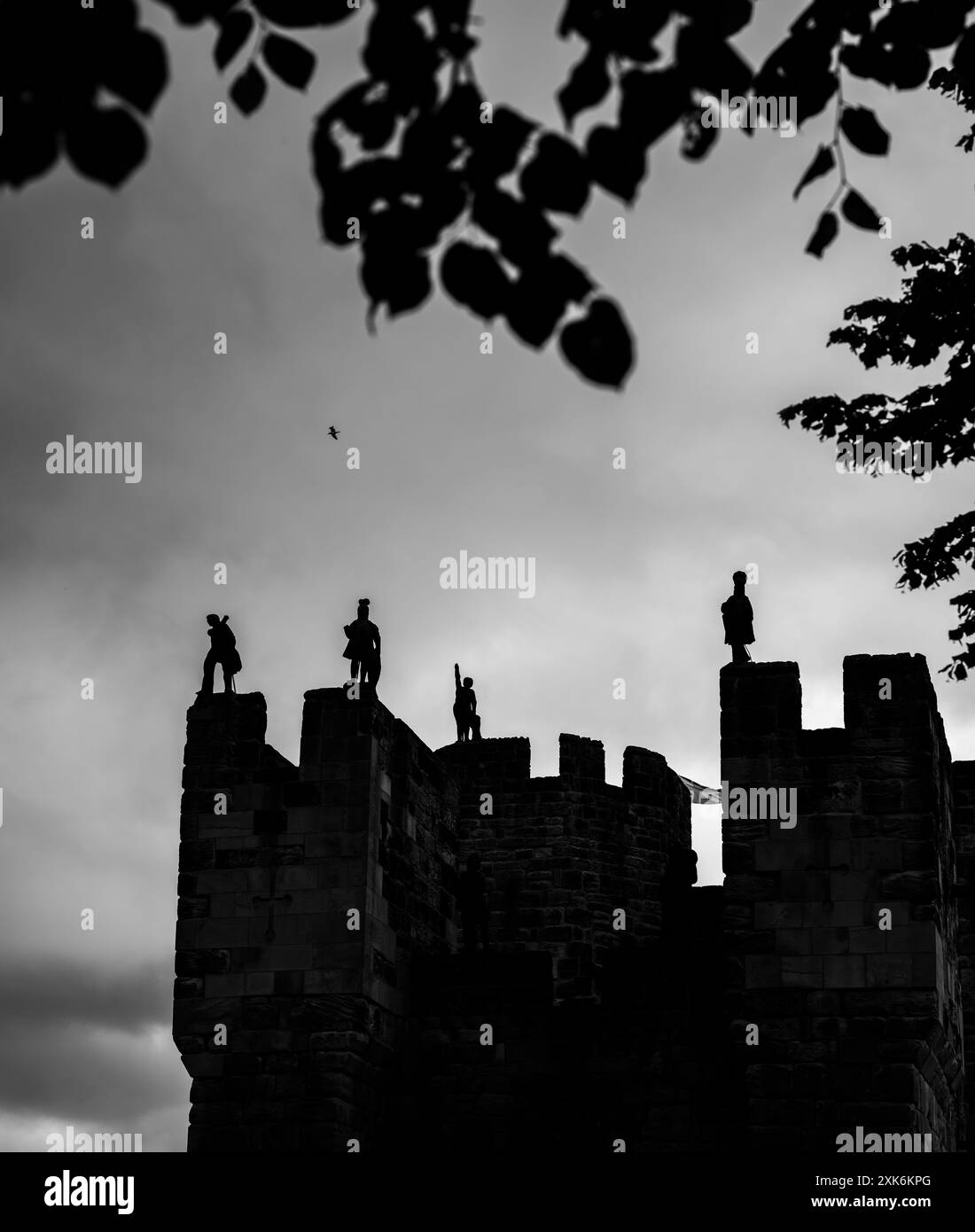 Alnwick Castle wurde im 11. Jahrhundert erbaut und ist eine der größten bewohnten Burgen Englands. Stockfoto