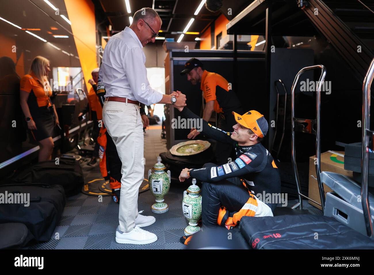 DOMENICALI Stefano (ita), Vorsitzender und CEO der Formel-1-Gruppe FOG, NORRIS Lando (gbr), McLaren F1-Team MCL38, Porträt während des Formel-1-Großen Preises von Ungarn 2024, 13. Runde der Formel-1-Weltmeisterschaft 2024 vom 19. Bis 21. Juli 2024 auf dem Hungaroring in Mogyorod, Ungarn - Foto Antonin Vincent/DPPI Credit: DPPI Media/Alamy Live News Stockfoto