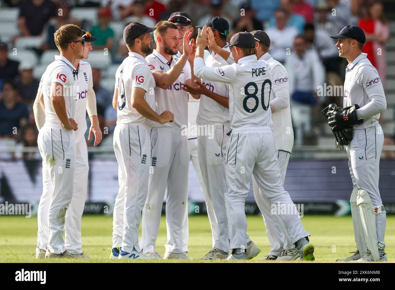 Nottingham, Großbritannien. Juli 2024. Gus Atkinson ist von #80, Ollie Pope während des Spiels der Rothesay International Test Match Series zwischen England und West Indies am 21. Juli 2024 in Trent Bridge, Nottingham, England, High Five. Foto von Stuart Leggett. Nur redaktionelle Verwendung, Lizenz für kommerzielle Nutzung erforderlich. Keine Verwendung bei Wetten, Spielen oder Publikationen eines einzelnen Clubs/einer Liga/eines Spielers. Quelle: UK Sports Pics Ltd/Alamy Live News Stockfoto