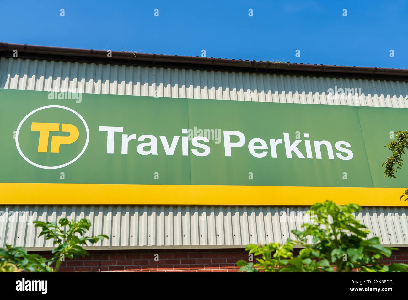 Cromer, Norfolk, Vereinigtes Königreich - 19. Juli 2024: Externe Beschilderung des britischen Bauherrenhändlers Travis Perkins Stockfoto