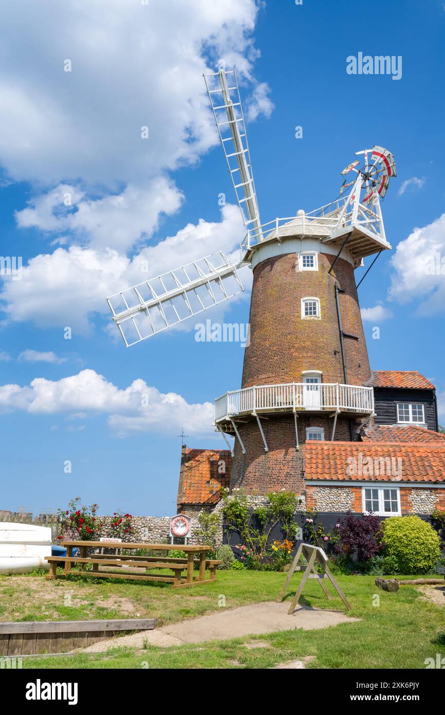 Windmühle in Cley-next-the-Sea, Norfolk UK an einem Sommertag Stockfoto