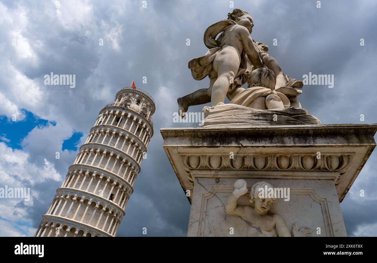 Pisa, Italien - 2. Juni 2024: Schiefer Turm von Pisa. Sonniger Tag, klarer Himmel. Stockfoto