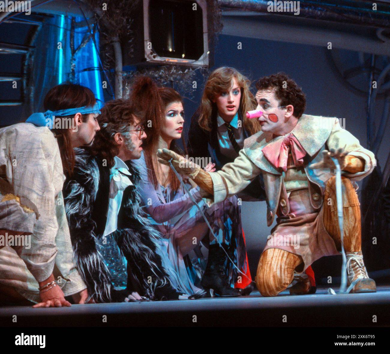 l-r: Michael Praed (Aladdin), B A Roberston (Beast), Finola Hughes (Cinderella), Jenna Russell (Linda), Sylvester McCoy (Pinocchio) in ABBACADABRA im Lyric Theatre Hammersmith, London W6 13/12/1983 Musik: Bjorn Ulvaeus & Benny Andersson Geschichte: Alain & Daniel Boubil Buch: David Wood Text: Don Black, Mike Batt & Bjorn Ulvaeus Bühnenbild: Jenny Tiramani Kostüme: Sue Blane Beleuchtung: Andrew Bridge Choreografie: Anthony van Laast Regisseur: Peter James Stockfoto