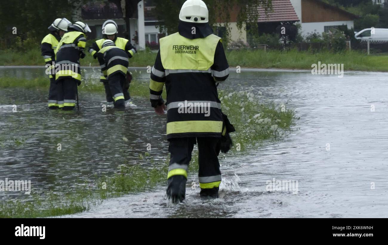 Schwere Unwetter Unwetter ziehen seit den Abendstunden über weite Teile Oberbayerns hinweg. Über 60 Liter auf dem Quadratmeter waren in Oberhausen Peißenberg und Umgebung zu viel. Die Folge waren starke Überflutungen. Das Wasser schoss in Sturzbächen den Straßen entlang. Die Flüsse führten sofort Hochwasser. Es kam zu starken Überflutungen. Auf der Eyacher Straße muss die Feuerwehr die Straßen teilweise sperren. Bis zu 40 cm hoch steht das Wasser. Dachrinnen schafften die Wassermassen nicht. Die Gewitter standen teilweise stationär über ein und dieselbe Stelle. Oberhausen Peißenberg Bayern D Stockfoto