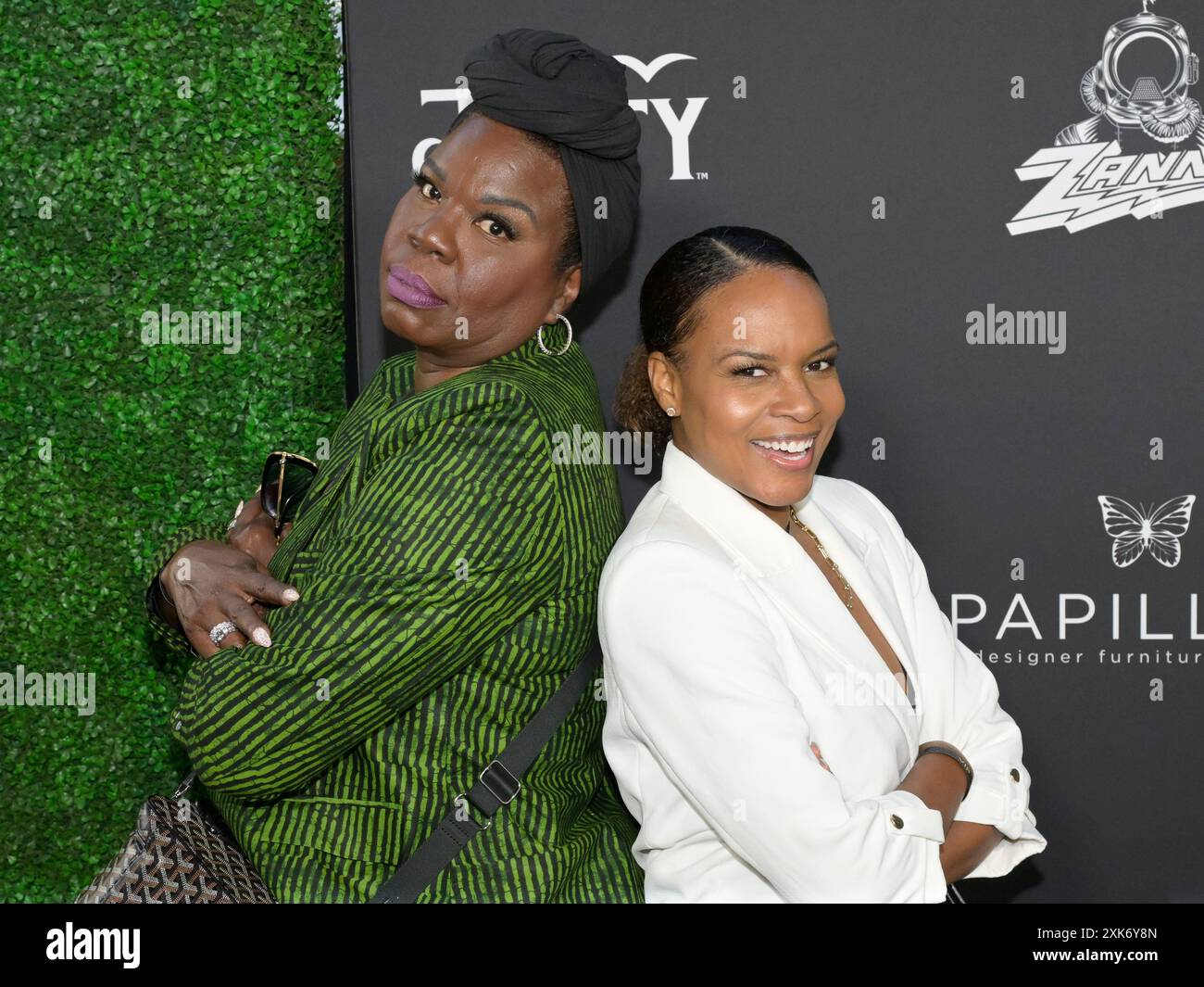 20. Juli 2024, Santa Monica, Kalifornien, USA: Leslie Jones und Nefetari Spencer nehmen an der „A Night with Whoopi“ Teil, um die neue Cannabismarke „Emma & Clyde“ von Whoopi Goldberg zu feiern (Credit Image: © Billy Bennight/ZUMA Press Wire) NUR ZUR REDAKTIONELLEN VERWENDUNG! Nicht für kommerzielle ZWECKE! Stockfoto