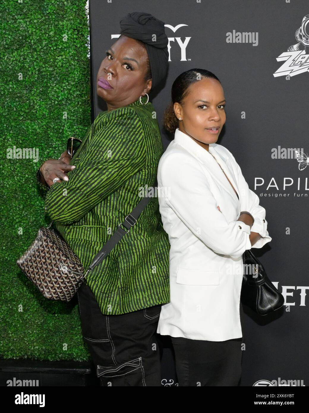 20. Juli 2024, Santa Monica, Kalifornien, USA: Leslie Jones und Nefetari Spencer nehmen an der „A Night with Whoopi“ Teil, um die neue Cannabismarke „Emma & Clyde“ von Whoopi Goldberg zu feiern (Credit Image: © Billy Bennight/ZUMA Press Wire) NUR ZUR REDAKTIONELLEN VERWENDUNG! Nicht für kommerzielle ZWECKE! Stockfoto
