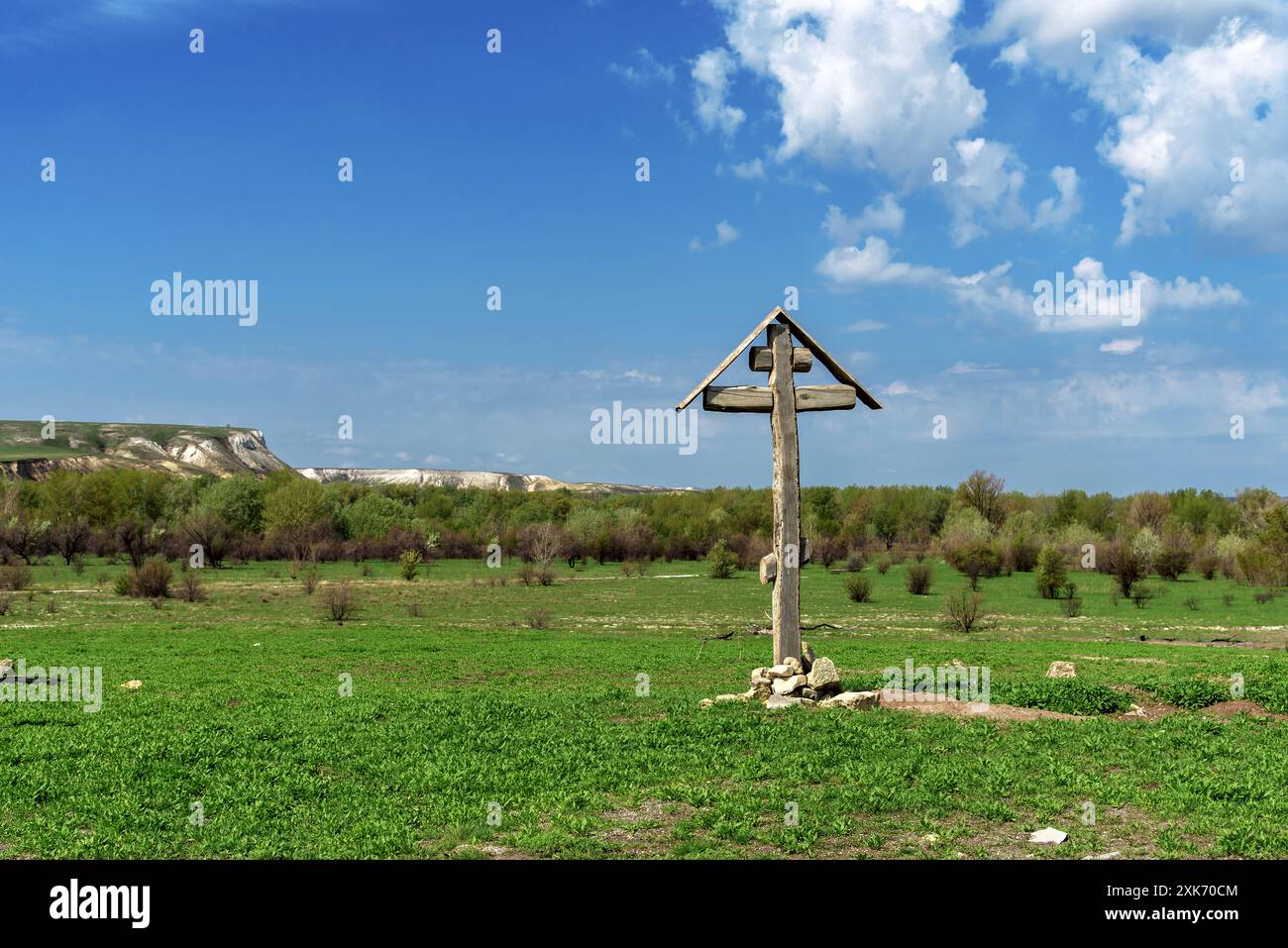 Russisches altes verehrendes orthodoxes Holzkreuz im Nationalstil. Stockfoto