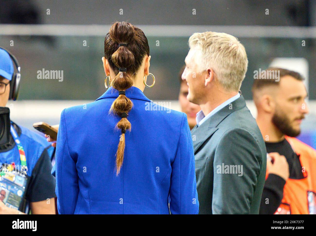Esther Sedlaczek, Moderatorin ARD Sport Moderatorin, Sportmoderatorin, Journalistin, Bastian SCHWEINSTEIGER, Co-Moderator ARD im Best of 16 Spiel PORTUGAL - SLOWENIEN 3-0 N.E. der UEFA-Europameisterschaften 2024 am 01. Juli 2024 in Frankfurt, Deutschland. Fotograf: Peter Schatz Stockfoto