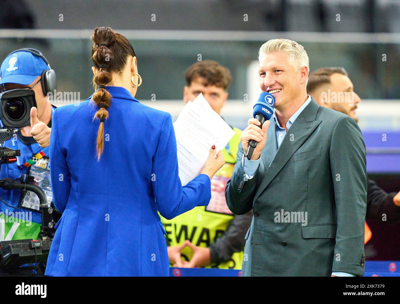 Esther Sedlaczek, Moderatorin ARD Sport Moderatorin, Sportmoderatorin, Journalistin, Bastian SCHWEINSTEIGER, Co-Moderator ARD im Best of 16 Spiel PORTUGAL - SLOWENIEN 3-0 N.E. der UEFA-Europameisterschaften 2024 am 01. Juli 2024 in Frankfurt, Deutschland. Fotograf: Peter Schatz Stockfoto