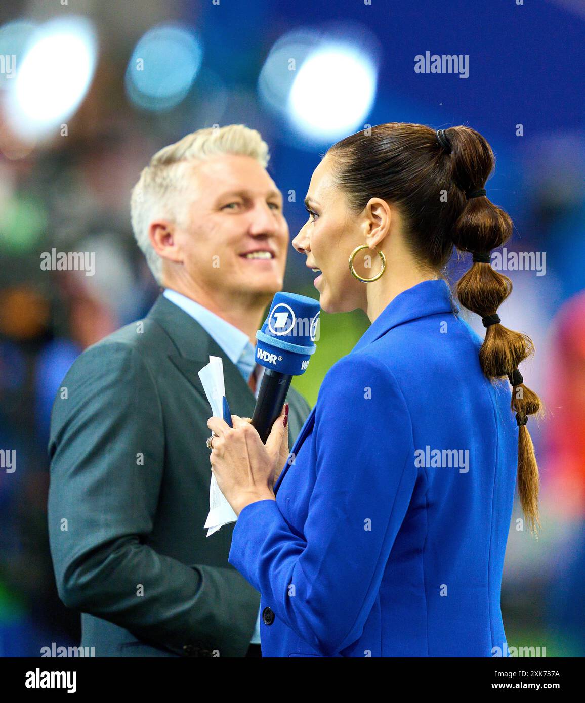 Esther Sedlaczek, Moderatorin ARD Sport Moderatorin, Sportmoderatorin, Journalistin, Bastian SCHWEINSTEIGER, Co-Moderator ARD im Best of 16 Spiel PORTUGAL - SLOWENIEN 3-0 N.E. der UEFA-Europameisterschaften 2024 am 01. Juli 2024 in Frankfurt, Deutschland. Fotograf: Peter Schatz Stockfoto