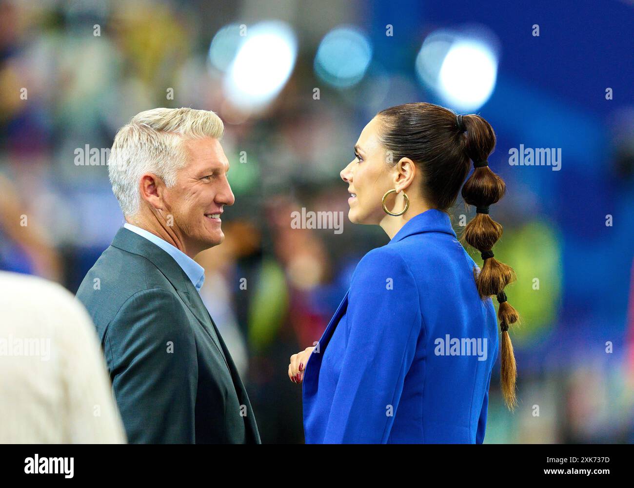 Esther Sedlaczek, Moderatorin ARD Sport Moderatorin, Sportmoderatorin, Journalistin, Bastian SCHWEINSTEIGER, Co-Moderator ARD im Best of 16 Spiel PORTUGAL - SLOWENIEN 3-0 N.E. der UEFA-Europameisterschaften 2024 am 01. Juli 2024 in Frankfurt, Deutschland. Fotograf: Peter Schatz Stockfoto