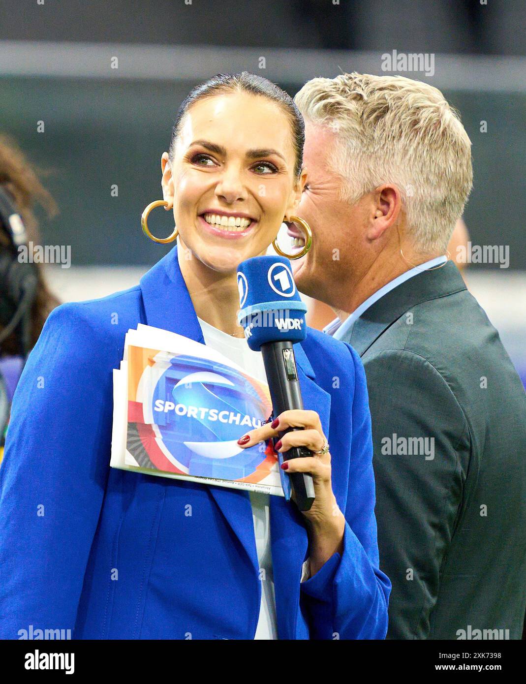 Esther Sedlaczek, Moderatorin ARD Sport Moderatorin, Sportmoderatorin, Journalistin, Bastian SCHWEINSTEIGER, Co-Moderator ARD im Best of 16 Spiel PORTUGAL - SLOWENIEN 3-0 N.E. der UEFA-Europameisterschaften 2024 am 01. Juli 2024 in Frankfurt, Deutschland. Fotograf: Peter Schatz Stockfoto