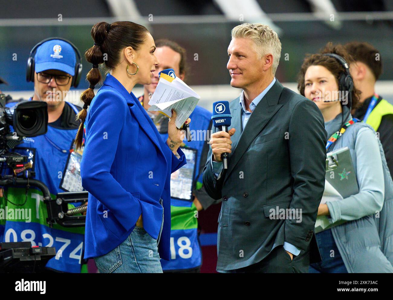 Esther Sedlaczek, Moderatorin ARD Sport Moderatorin, Sportmoderatorin, Journalistin, Bastian SCHWEINSTEIGER, Co-Moderator ARD im Best of 16 Spiel PORTUGAL - SLOWENIEN 3-0 N.E. der UEFA-Europameisterschaften 2024 am 01. Juli 2024 in Frankfurt, Deutschland. Fotograf: Peter Schatz Stockfoto