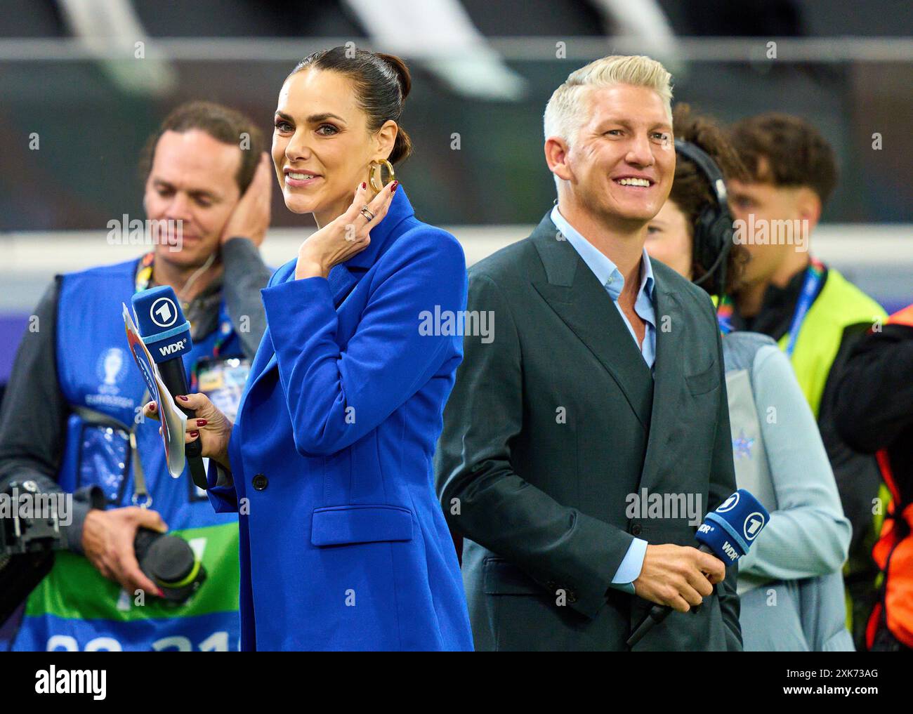 Esther Sedlaczek, Moderatorin ARD Sport Moderatorin, Sportmoderatorin, Journalistin, Bastian SCHWEINSTEIGER, Co-Moderator ARD im Best of 16 Spiel PORTUGAL - SLOWENIEN 3-0 N.E. der UEFA-Europameisterschaften 2024 am 01. Juli 2024 in Frankfurt, Deutschland. Fotograf: Peter Schatz Stockfoto
