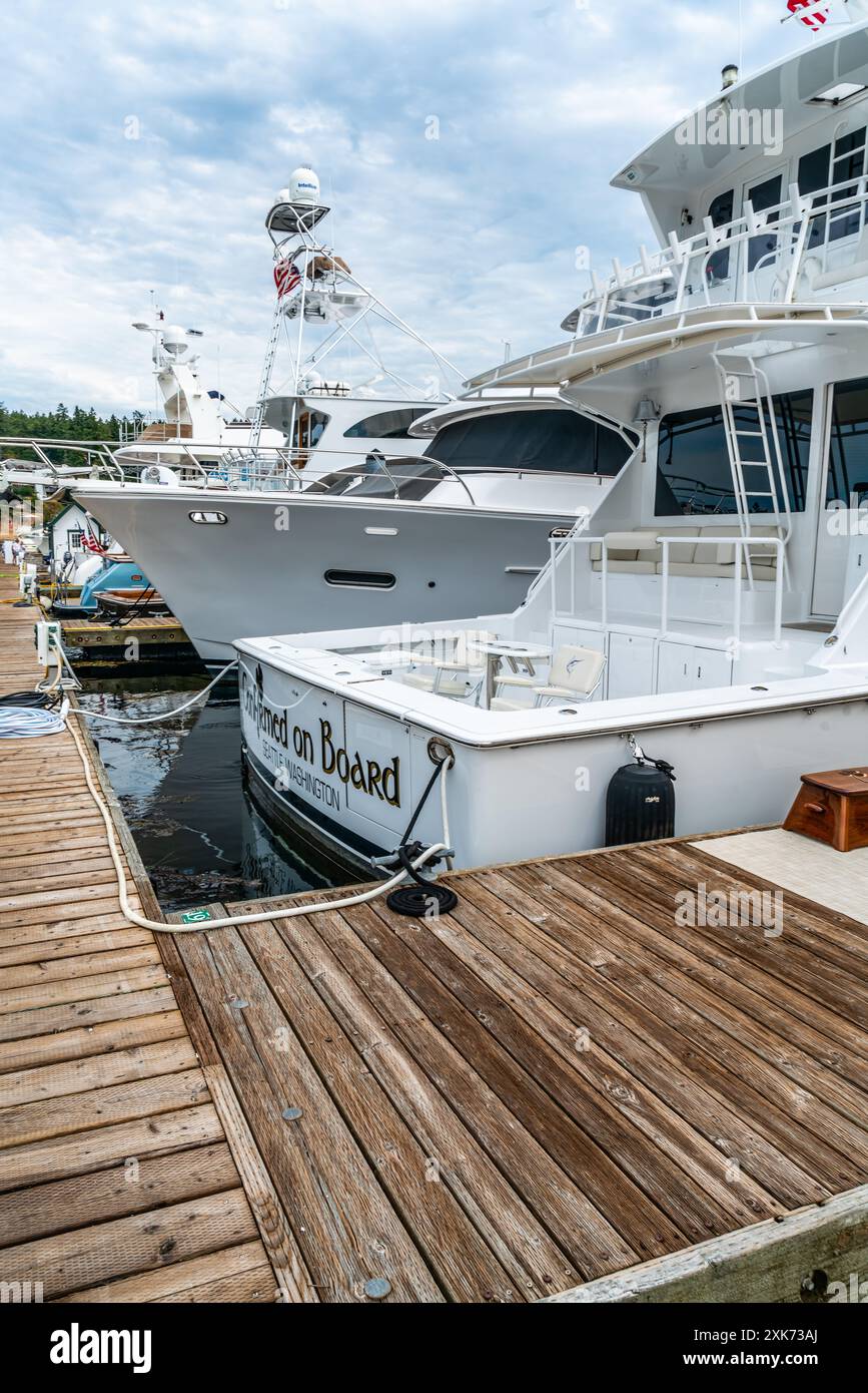 Vertäute Boote entlang einer hölzernen Promenade am Roche Harbor Marina im Bundesstaat Washington. Stockfoto