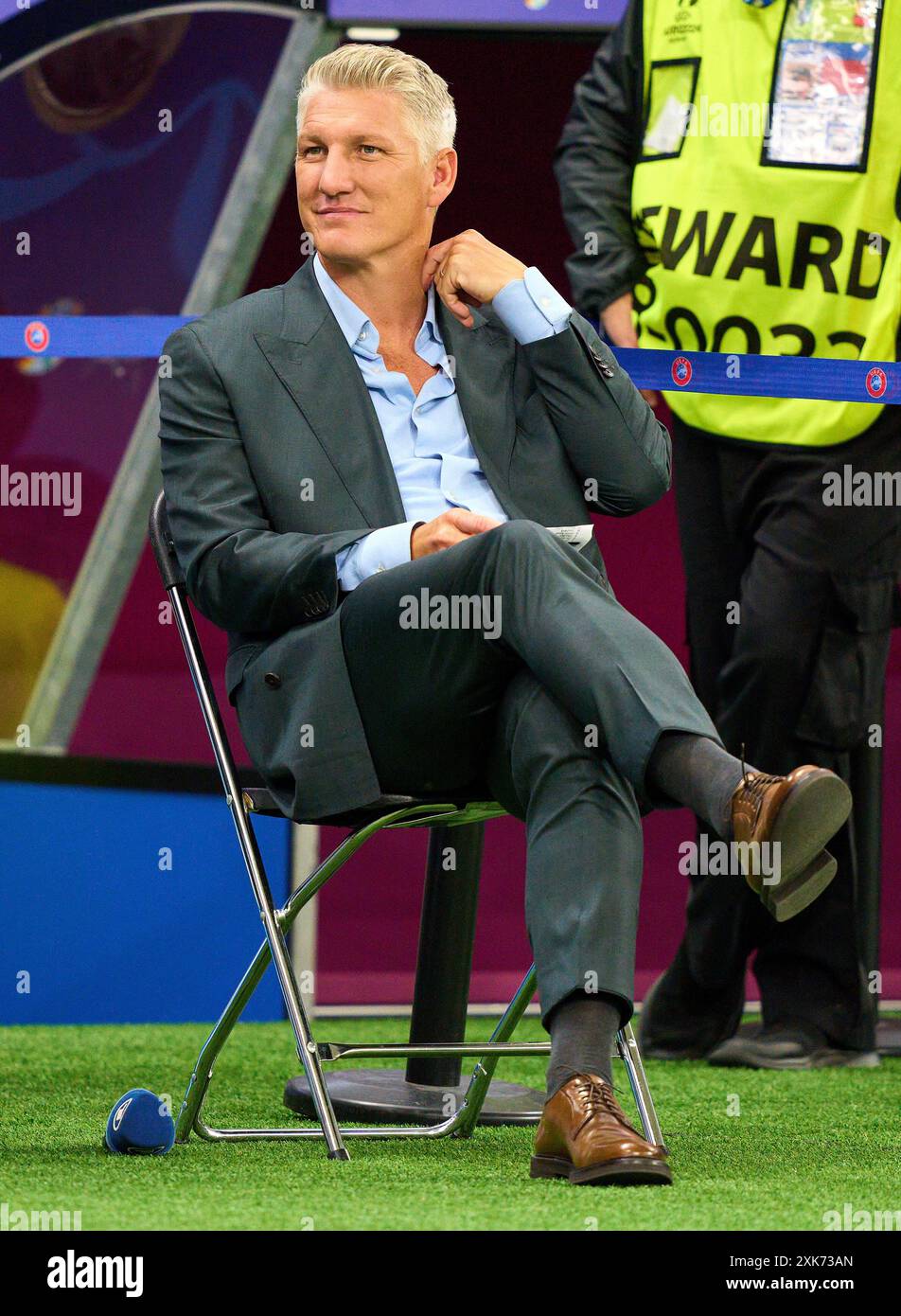 Esther Sedlaczek, Moderatorin ARD Sport Moderatorin, Sportmoderatorin, Journalistin, Bastian SCHWEINSTEIGER, Co-Moderator ARD im Best of 16 Spiel PORTUGAL - SLOWENIEN 3-0 N.E. der UEFA-Europameisterschaften 2024 am 01. Juli 2024 in Frankfurt, Deutschland. Fotograf: Peter Schatz Stockfoto