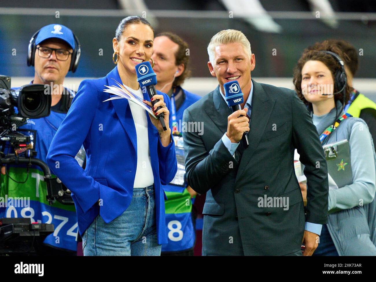 Esther Sedlaczek, Moderatorin ARD Sport Moderatorin, Sportmoderatorin, Journalistin, Bastian SCHWEINSTEIGER, Co-Moderator ARD im Best of 16 Spiel PORTUGAL - SLOWENIEN 3-0 N.E. der UEFA-Europameisterschaften 2024 am 01. Juli 2024 in Frankfurt, Deutschland. Fotograf: Peter Schatz Stockfoto