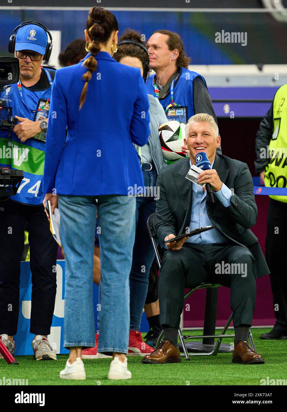 Esther Sedlaczek, Moderatorin ARD Sport Moderatorin, Sportmoderatorin, Journalistin, Bastian SCHWEINSTEIGER, Co-Moderator ARD im Best of 16 Spiel PORTUGAL - SLOWENIEN 3-0 N.E. der UEFA-Europameisterschaften 2024 am 01. Juli 2024 in Frankfurt, Deutschland. Fotograf: Peter Schatz Stockfoto